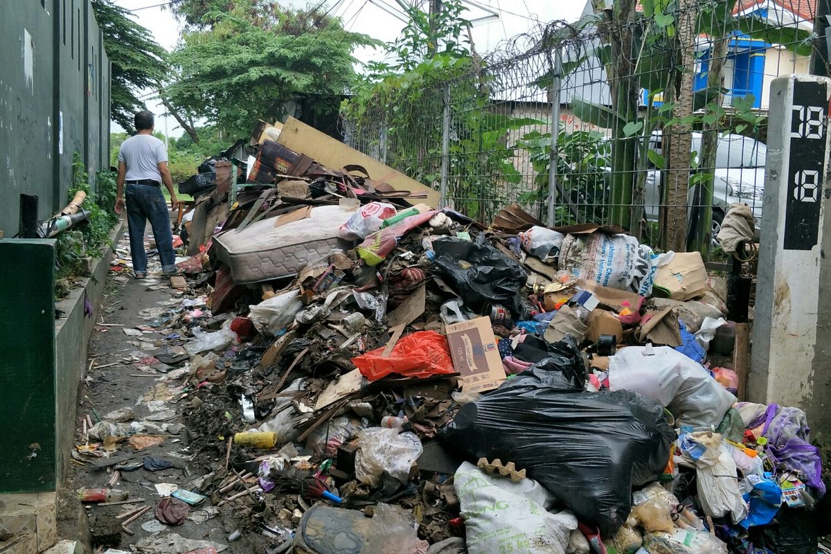 Sampah menumpuk di Jalan Puskesmas, Duri Kosambi, Cengkareng, Jakarta Barat, Sabtu (4/2/2020).
