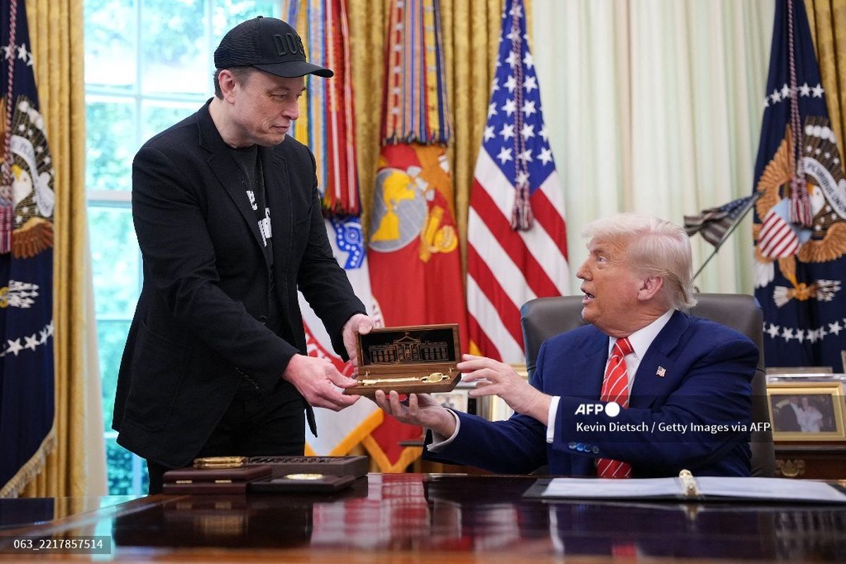 CEO Tesla Elon Musk menerima kunci dari Presiden AS Donald Trump di Ruang Oval Gedung Putih pada 30 Mei 2025 di Washington, DC. Musk, yang menjabat sebagai penasihat Trump dan memimpin Departemen Efisiensi Pemerintah, mengumumkan bahwa ia akan meninggalkan perannya dalam pemerintahan Trump untuk kembali fokus pada bisnisnya.