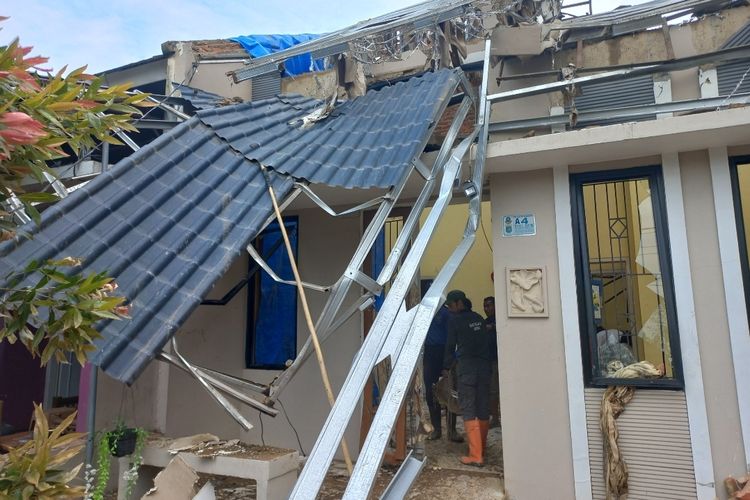 Kondisi rumah akibat ledakan tabung gas 12 kg di salah satu rumah di Perumahan Perumahan Marsaid Residence Blok A No 4, Bojong Pondok Terong, Cipayung, Depok pada Kamis (5/1/2023).
