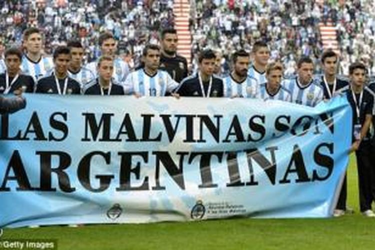 Para pemain Argentina membentangkan spanduk bernuansa politik soal Kepulauan Malvinas atau Falkland yang diperebutkan kedua negara.