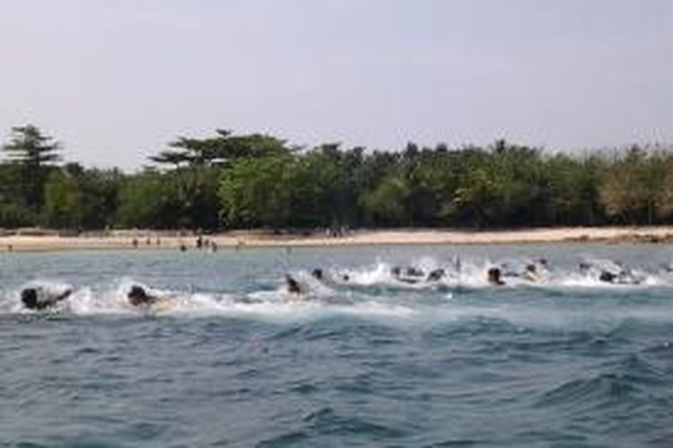 Para peserta Tanjung Lesung Fun Triathlon saat berenang 250 meter di Pantai Tanjung Lesung, Pandeglang, Minggu (2/11/2014).