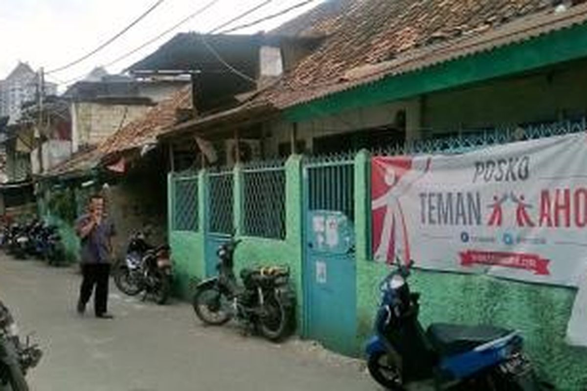 Posko Teman Ahok di kawasan jalan Pasar Senen Dalam VI lengang dan tertutup pada Rabu (15/7/2015) siang