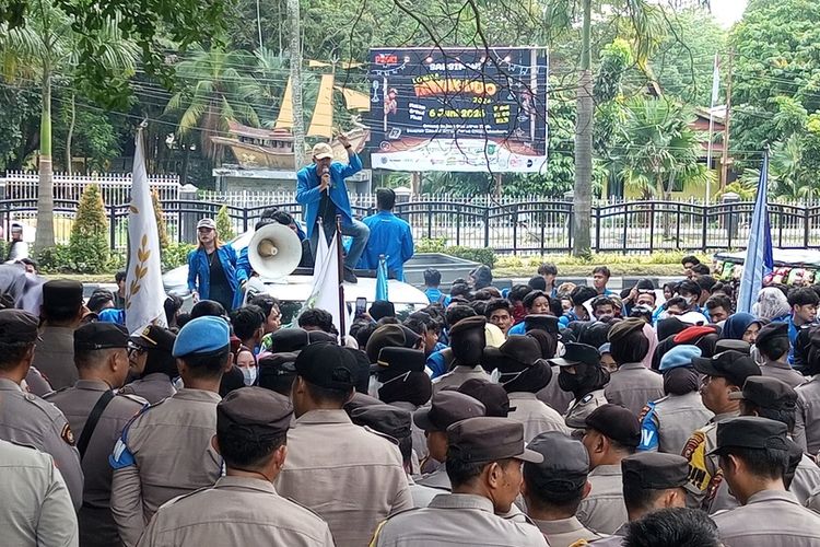 Demo di Kantor DPRD Riau, Mahasiswa: Rupiah Lemah, BBM Naik, Kalian Diam