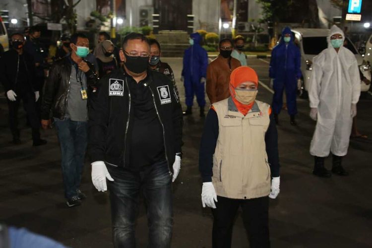 Gubernur Jatim Khofifah Indar Parawansa (kanan) bersama Kapolda Jatim Irjen Luki Hermawan (kiri) saat meninjau penindakan pelanggar PSBB di Mapolrestabes Surabaya, Sabtu (2/5/2020) tengah malam.