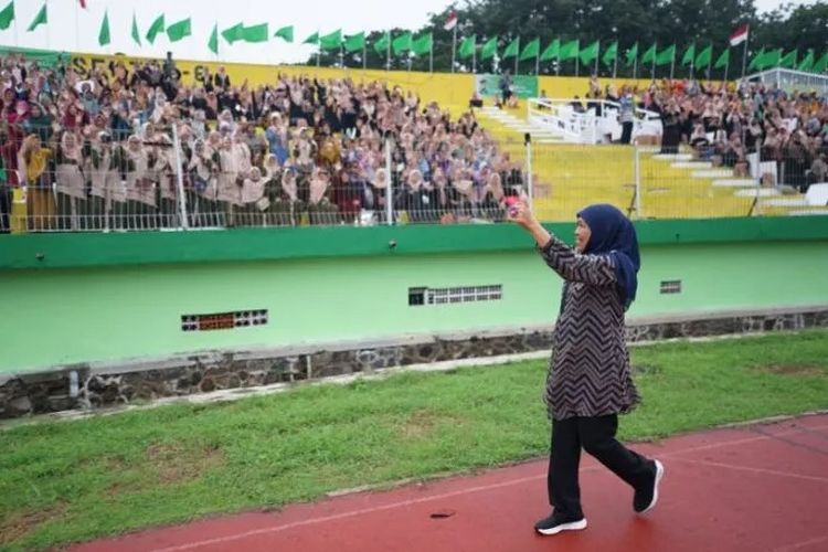 Khofifah Indar Parawansa saat meninjau pelaksanaan latihan seabad NU di Stadion Gelora Delta Sidoarjo Jawa Timur. ANTARA/HO-Biro Adpim Jatim