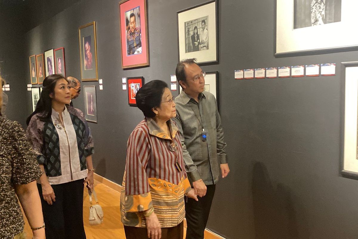 Presiden kelima RI Megawati Soekarnoputri didampingi putranya, M. Prananda Prabowo melihat pameran foto gelegar foto Nusantara, di Galeri Nasional, Jakarta Pusat, Sabtu (7/6/2025).