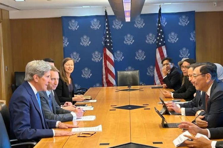 Menko Bidang Kemaritiman dan Investasi Luhut Binsar Pandjaitan bertemu dengan Utusan Khusus Presiden AS untuk Iklim John Kerry di Amerika Serikat, Jumat (14/4/2023).