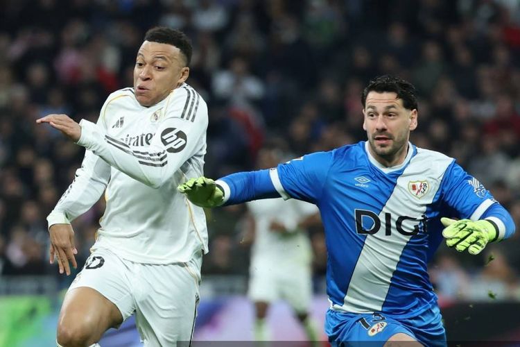 Kylian Mbappe melewati kiper Augusto Batalla dalam pertandingan sepak bola Liga Spanyol antara Real Madrid vs Rayo Vallecano di Stadion Santiago Bernabeu di Madrid pada 1 Februari 2026. (Foto oleh Thomas COEX / AFP)