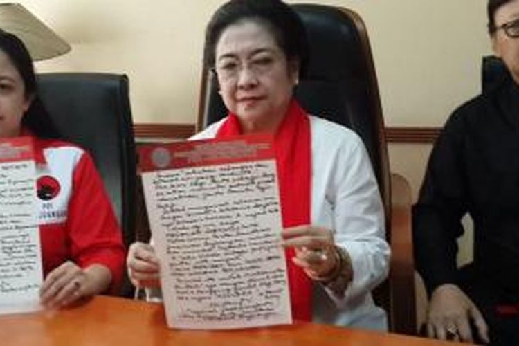 Megawati menunjukkan surat mandat kepada Joko Widodo menjadi capres yang dia tulis tangan.