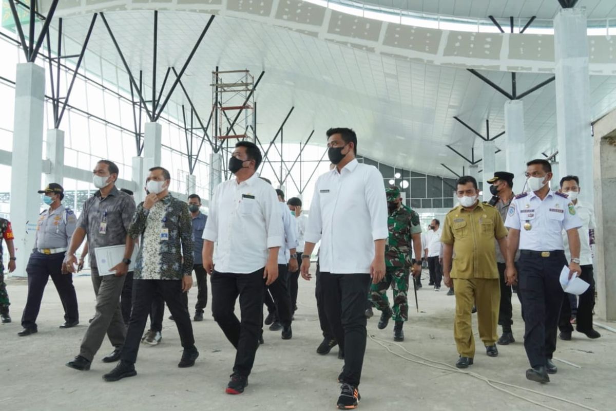 Menteri ATR/Kepala BPN Hadi Tjahjanto bersama Wali Kota Medan Bobby Nasution saat meninjau revitalisasi Terminal Terpadu Tipe A Amplas di Kecamatan Medanamplas, Selasa (12/7/2022) 