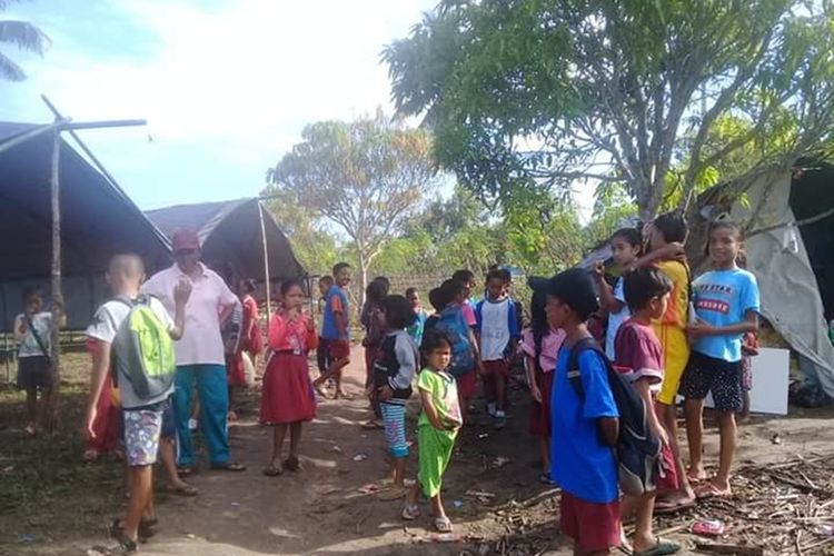 Anak-anak pengungsi korban gempa di Desa Kairatu, Kabupaten Seram Bagian Barat, Maluku, belajar di tenda darurat di lokasi pengungsian, Jumat (18/10/2019).