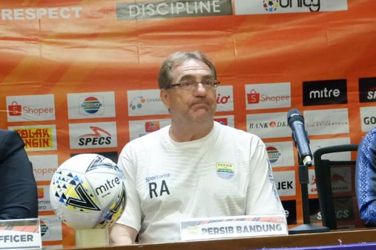 Pelatih Persib Bandung, Robert Rene Alberts.