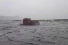 Lautan Pasir Bromo Banjir Akibat Hujan Deras, Ada Motor Terjebak