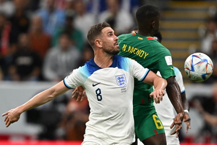 Hasil Inggris vs Senegal melibatkan duel Jordan Henderson dengan Nampalys Mendy pada laga babak 16 besar Piala Dunia 2022 di Stadion Al-Bayt, Doha, pada 4 Desember 2022.