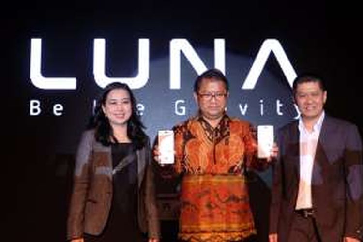 (ki-ka) Chief Marketing Officer Luna Indonesia, Nina Ratna Wardhani; Menkominfo Rudiantara; dan Direktur Luna Indonesia, Akuila Nataniel