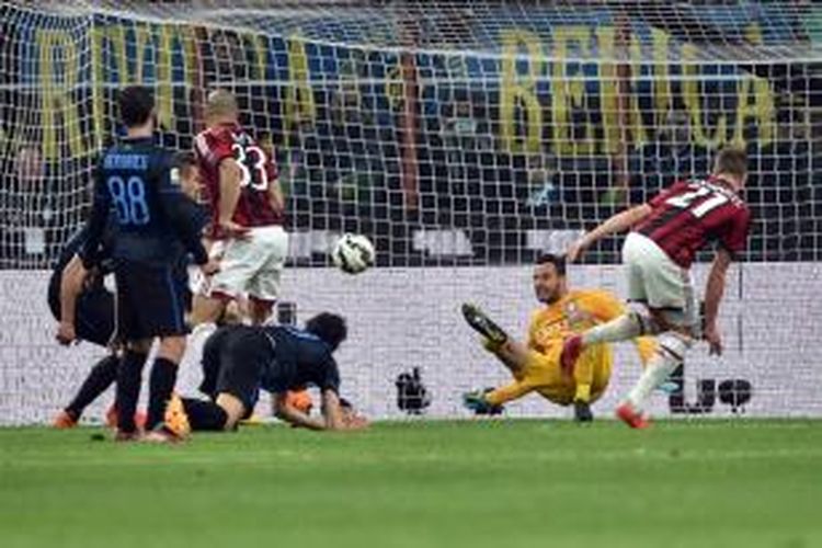 Alex sempat mencetak gol dalam laga antara Inter Milan kontra AC Milan di Stadion Giuseppe Meazza, Minggu (20/4/2015) dini hari. Tetapi, gol dianulir wasit.