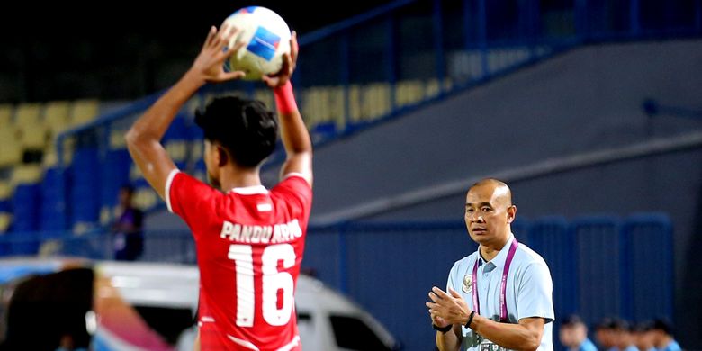 Pelatih timnas u17 Indonesia Kurniawan Dwi Yulianto saat laga pertama babak penyisihan Grup A ASEAN U17 Championship 2026 melawan Timor Leste yang berakhir dengan skor 4-0 di Stadion Joko Samudro Gresik, Jawa Timur, Senin (13/4/2026) malam.