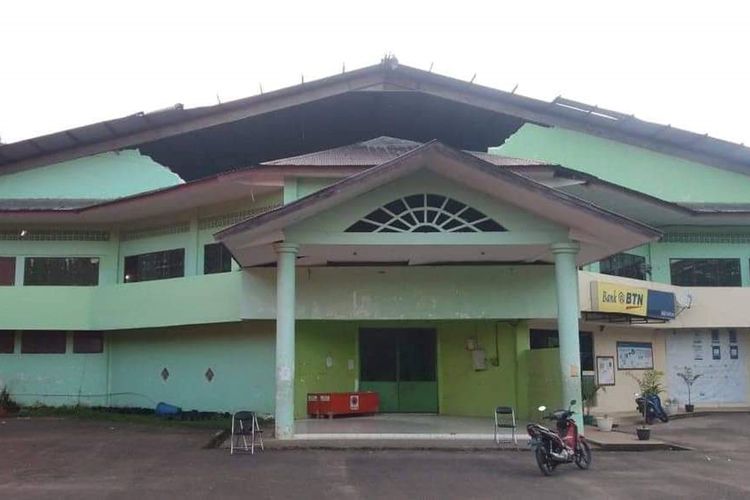 Bangunan Gedung Olah Raga di kampus Institut Agama Islam Negeri (IAIN) AMbon mengalami kerusakan setelah gempa bermagnitudo 4,5 mengguncang Kota Ambon pada Sabtu pagi (16/11/2019)