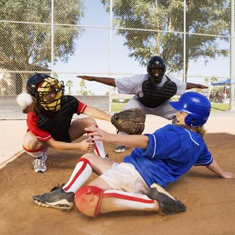 Ilustrasi mencetak gol permainan softball