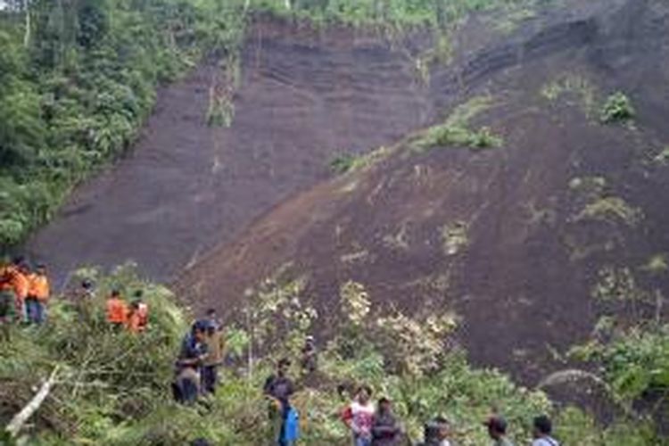 Lokasi longsor yang mengakibatkan dua warga tewas akibat tertimbun, di lereng gunung Semeru, Kabupaten Malang, Jawa Timur, Selasa (22/4/2014).