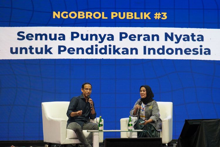 Mendikbud Ristek Nadiem Makarim bersama Najelaa Shihab pada acara Belajar Raya 2023 di Posbloc, Jakarta, Sabtu (29/7/2023).