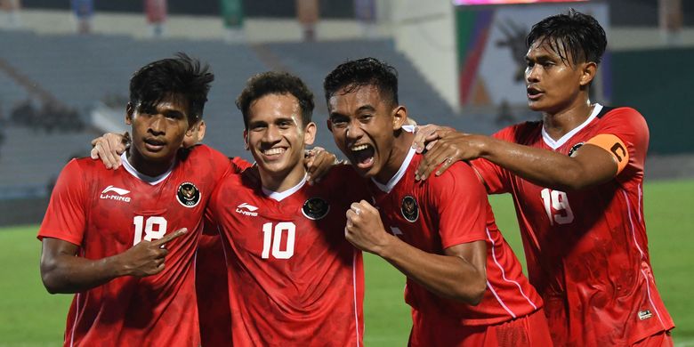 Pesepak bola Timnas Indonesia Egy Maulana Vikri (kedua  kiri) bersama rekan-rekannya berselebrasi usai mencetak gol ke gawang Timnas Timor Leste dalam laga lanjutan Grup A Sepak Bola SEA Games 2021 Vietnam di Stadion Viet Tri, Phu Tho, Vietnam, Selasa (10/5/2022). Indonesia menang dengan skor 4-1. ANTARA FOTO/Aditya Pradana Putra/rwa.