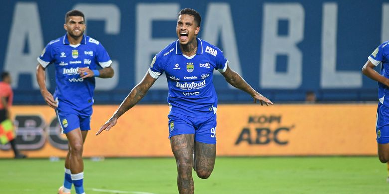 Penyerang Persib Bandung, Ramon Tanque, merayakan gol ke gawang Bhayangkara FC. Duel Persib vs Bhayangkara FC digelar di Stadion Gelora Bandung Lautan Api (GBLA), Bandung, pada Minggu (21/12/2025) pukul 19.00 WIB.