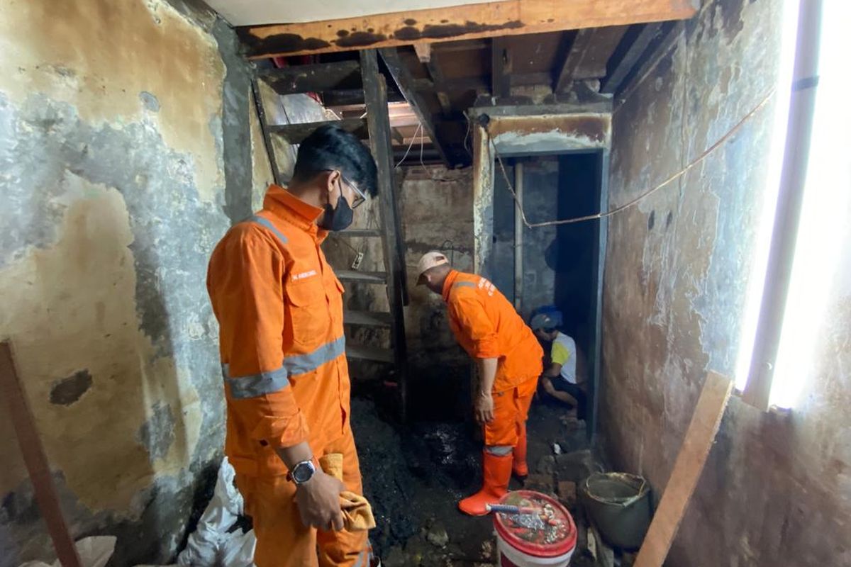 Rumah Mak Mben di kawasan Tambora, Jakarta Barat tengah direnovasi pada Jumat (10/2/2023). Mak Mben diketahui tinggal sebatang kara di rumah sempit dan pengap itu. 