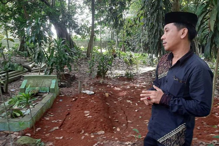 Tokoh masyarakat Lingkungan Cidadap, Kelurahan Tinggar, Kecamatan Curug, Kota Serang saat memperlihatkan makam Aisah yang sudah dibongkar oleh suami dan warga setempat