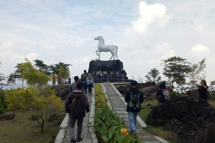 Landmark patung kuda kuningan yang ada di Kebun Raya Kuningan, Jawa Barat. Kebun Raya ini rencananya akan dibuka secara resmi awal tahun 2018.