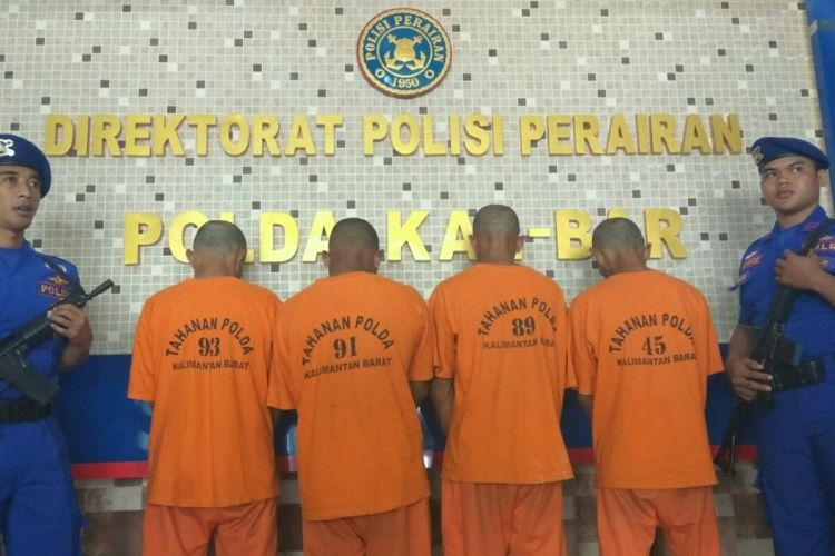 Empat tersangka pemilik kayu tanpa dokumen saat diamankan di Mako Ditpolair Polda Kalbar (9/3/2017)