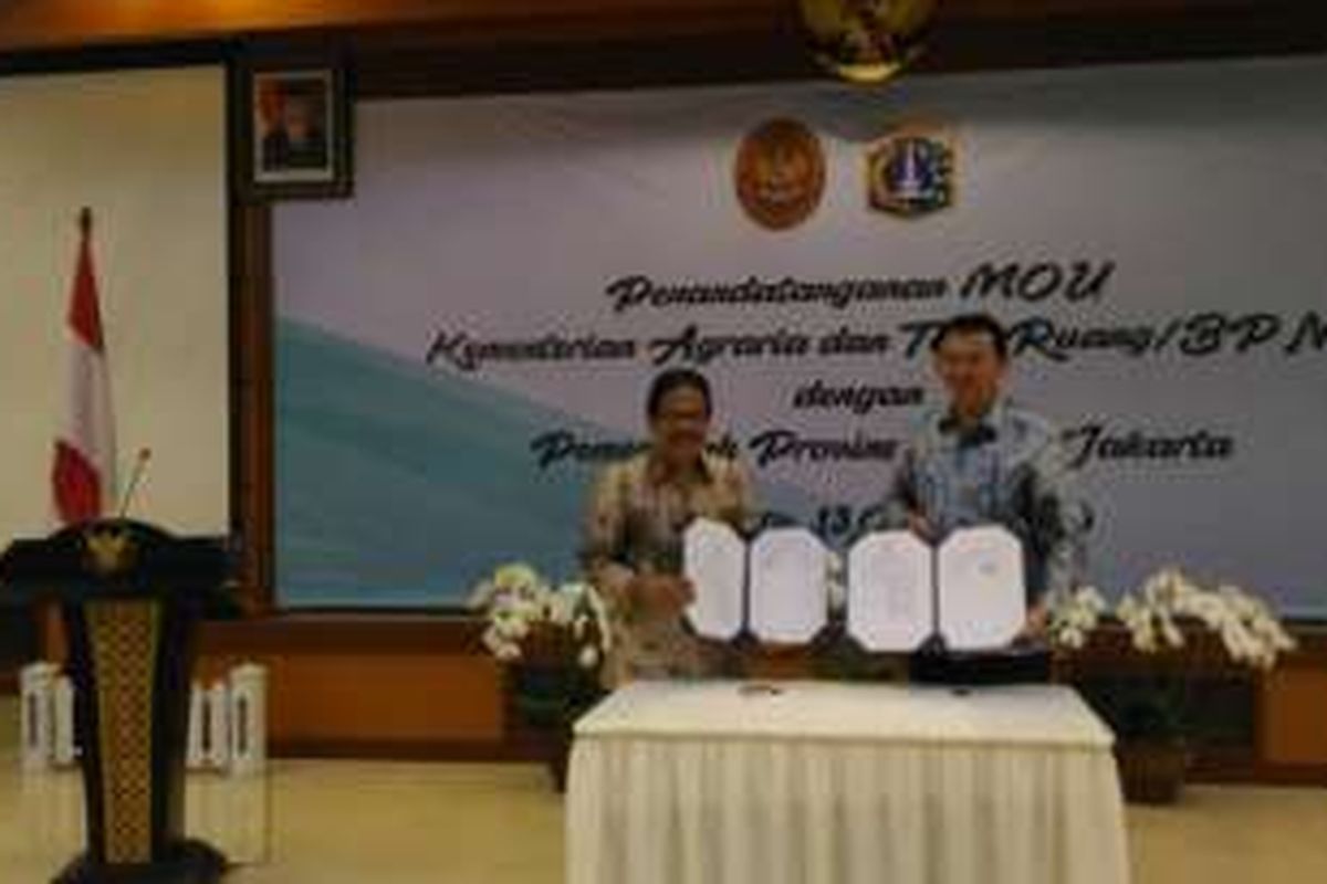 Menteri ATR/BPN Sofyan Djalil dan Gubernur DKI Jakarta Basuki Tjahaja Purnama (Ahok) setelah penandatanganan kesepakatan legalisasi aset tanah di Jakarta.
