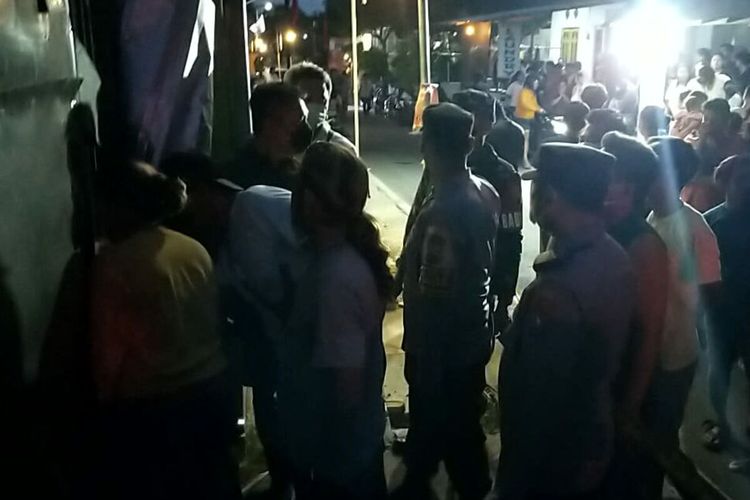 Polisi dan warga berkerumun di depan pintu rumah penitipan hewan di Jalan Sulawesi, Kelurahan Karangtengah, Kecamatan Sananwetan, Kota Blitar, Senin (1/1/2024) malam.