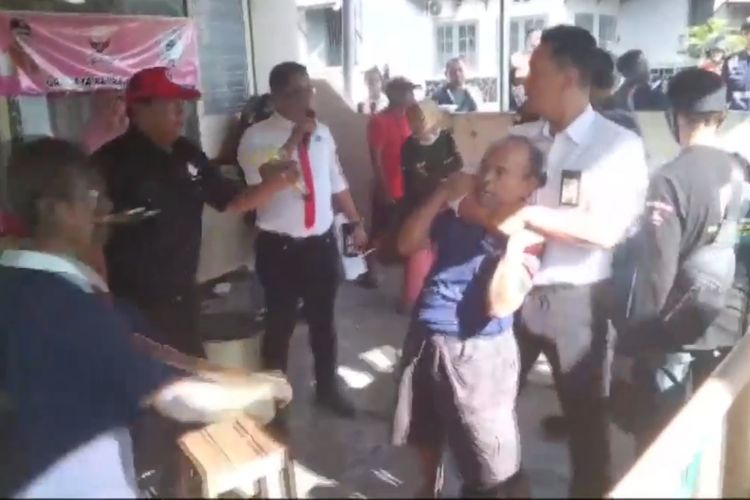 Warga yang diduga memukul petugas diamankan saat pelaksanaan eksekusi aset PT KAI Daop 7 Madiun berupa tanah dan bangunan di Jalan TGP,Kelurahan Oro Oro Ombo, Kecamatan Kartoharjo, Kota Madiun, Jawa Timur, Rabu (11/12/2024)
