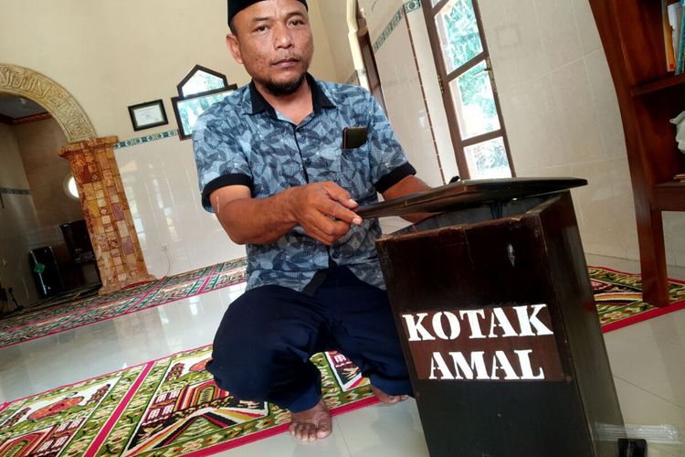 Pengurus Musala Baitussalim di Kecamatan Nglegok, Kabupaten Blitar, menunjukkan kotak amal yang dibobol pencuri, Jumat (18/8/2023)