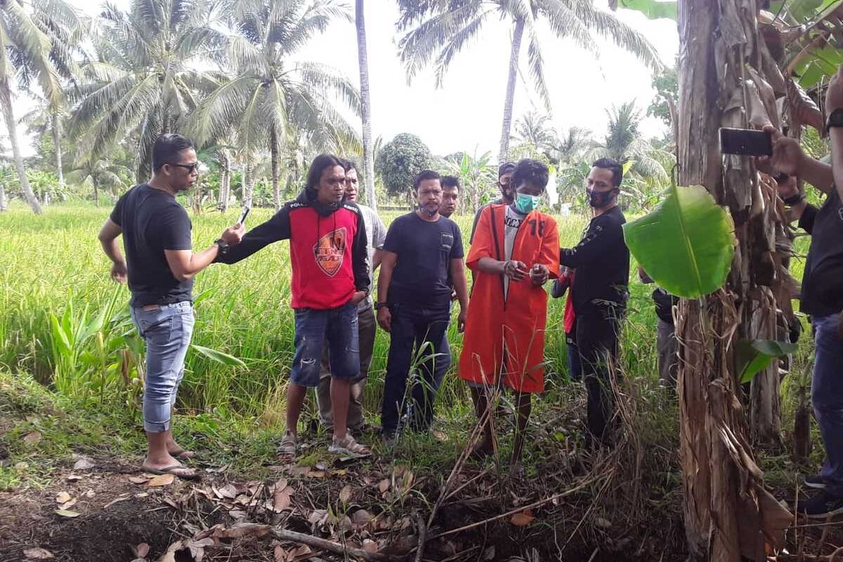 Unit Jatarans saat melihat lokasi dikuburkannya Sidik Purwanto (60) bos meubel yang telah tewas dibunuh pada tujuh tahun lalu akibat menjadi korban perampokan.