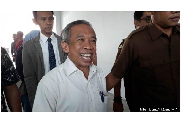 Mantan pelawak era 1990-an, Nurul Qomar, dibawa petugas Kejaksaan Negeri (Kejari) Brebes untuk pemeriksaan usai dilakukan pelimpahan tahap II dari Polres Brebes, Rabu (26/6/2019). 