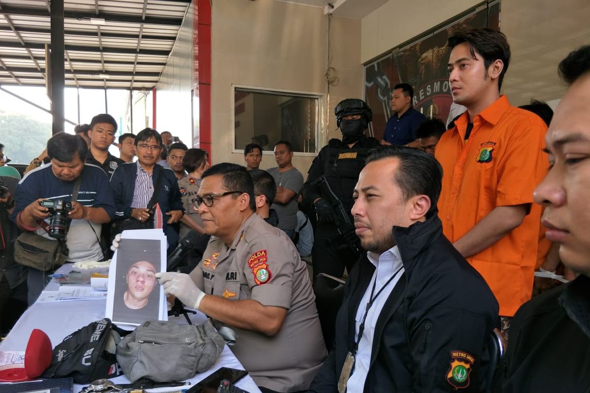 Artis peran Kriss Hatta mengenakan baju tahanan saat rilis di Polda Metro Jaya, Semanggi, Jakarta Selatan, Rabu (24/7/2019). Kriss ditangkap karena kasus penganiayaan.