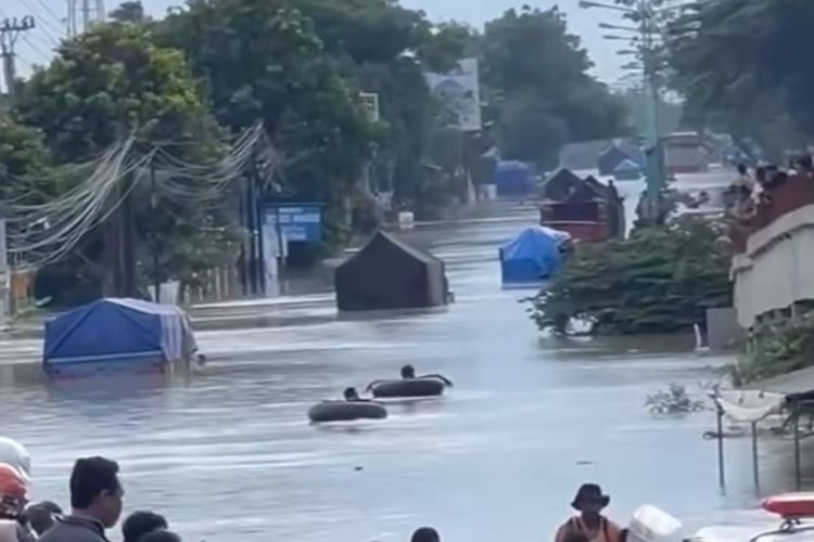 Situasi banjir di Jalan Pantura Demak-Kudus, Jawa Tengah, Jumat (9/2/2024). Jalur Demak-Kudus putus.