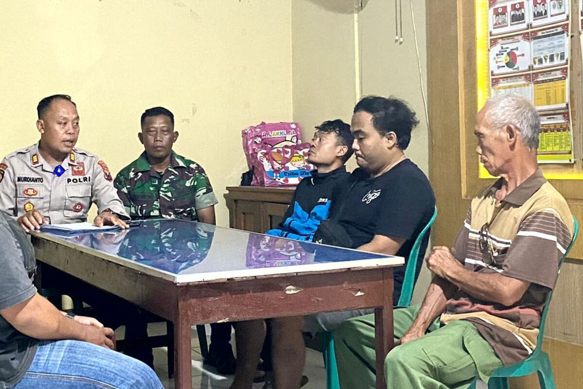 Supeltas di Blitar bernama Muali (51) berdamai dengan pelaku pemukulan terhadap dirinya, yakni OH (kaos hitam), di Kantor Polsek Sanankulon, Blitar, Rabu (12/4/2023)