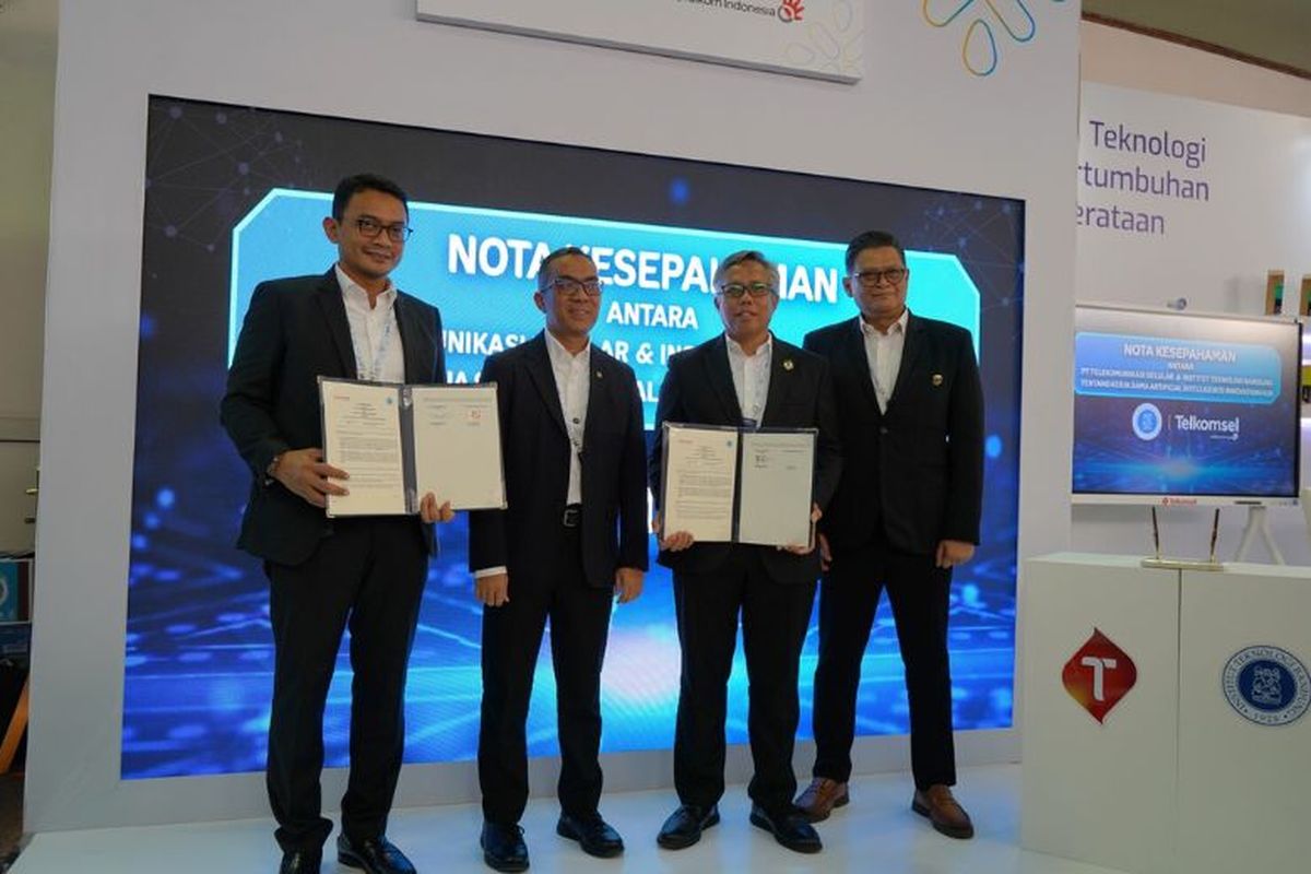 Telkomsel dan ITB menandatangani Nota Kesepahaman untuk pembentukan Artificial Intelligence (AI) Innovation Hub sebagai langkah awal kolaborasi strategis dalam pengembangan ekosistem AI nasional. Inisiatif ini dirancang untuk mendorong lahirnya inovasi AI yang aplikatif dan berdampak luas, serta memperkuat peran akademisi sebagai pusat riset dan inovasi, termasuk penyiapan talenta digital berwawasan AI yang tangguh, adaptif dan berdaya saing global. 