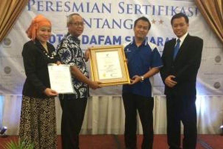 Direktur Umum PT Sertifindo Wisata Utama Yantie Yulianti (kiri) dan Dirut PT Sertifindo Wisata Utama Ilham Muhammad Saleh (kedua dari kiri) menyerahkan sertifikasi Bintang 4 Hotel Dafam Semarang kepada Direktur Pengembangan dan Bisnis Dafam Hotels Handono S Putro yang didampingi General Manager Hotel Dafam Semarang Doni Avianto (kanan) di Astoria Ballroom Hotel Dafam Semarang, Jawa Tengah, Selasa (30/12/2014).