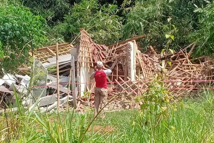 Sebanyak 6 rumah di Komplek Pesona Parahyangan, Kecamatan Nagreg, Kabupaten Bandung, Jawa Barat, rubuh tertimbun longsor, pada Minggu (18/12/2022).Tak hanya 6 rumah tersebut, rumah yang lainnya juga terancam mengalami hal yang sama.