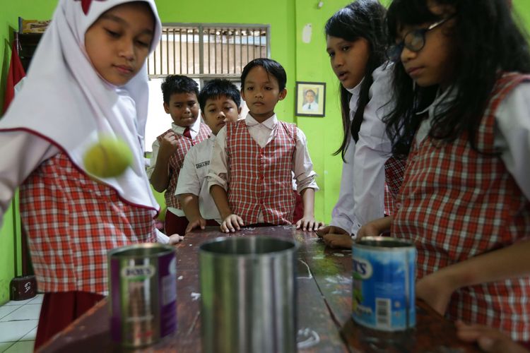 Siswa SDN Pondok Cina 1, Depok mengikuti proses belajar mengajar tanpa guru, Selasa (13/12/2022). Sudah sebulan mereka belajar didampingi para orangtua siswa dan relawan akibat polemik penggusuran sekolah yang akan dialihfungsikan menjadi masjid raya.