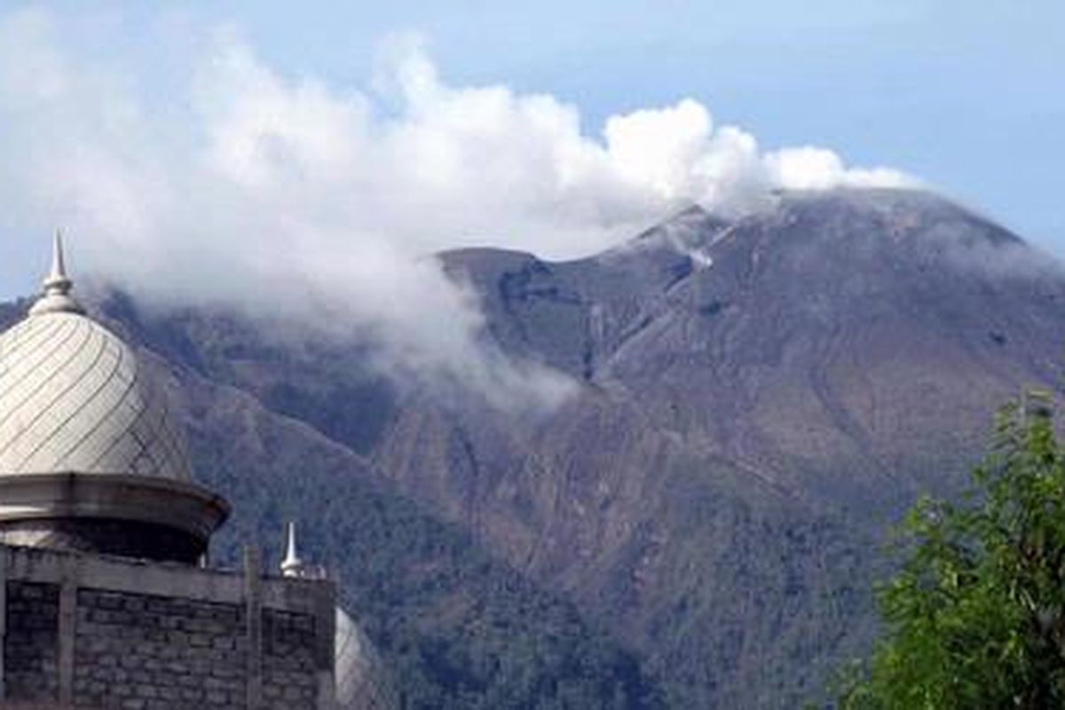Aktivitas Gunung Gamalama kembali menurun pagi ini setelah sempat meletus pada Minggu (11/12/2011) petang. Foto diambil Senin pagi pukul 09.00 WIT dari Bandara Sultan Babullah. Kompas/Aswin Rizal Harahap.