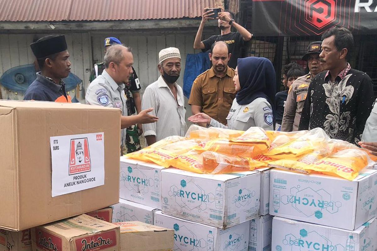 Jasa Raharja menyalurkan bantuan sosial kepada warga di dua desa paling terdampak di Kabupaten Pidie, Aceh, yaitu Desa Lamkawe dan Desa Kandang, pada Selasa (2/12/2025).