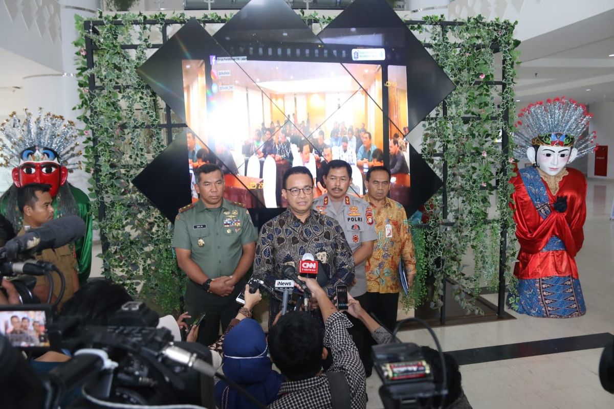 Gubernur DKI Jakarta Anies Baswedan bersama Kapolda Metro Jaya Irjen Pol Nana Sudjana dan Pangdam Jaya Mayjen TNI Eko Margiyono seusai memberikan arahan terkait penanganan covid-19 kepada kepala SKPD, wali kota, camat, dan lurah se-Jakarta di Gedung Dinas Pendidikan DKI Jakarta, Kamis (19/3/2020).