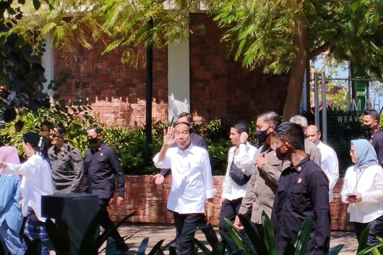 Foto : Presiden Jokowi memantau Puncak Waringin Labuan Bajo pada Selasa 25 April 2023