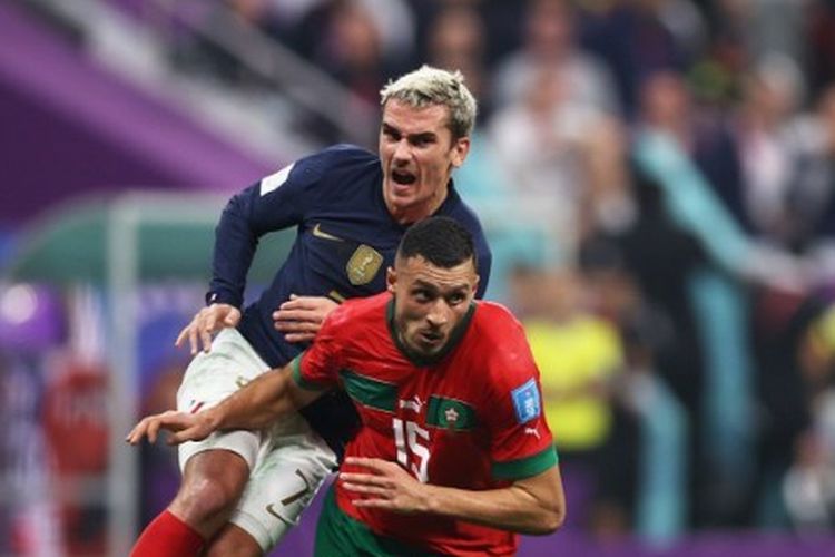 Antoine Griezmann (belakang) berebut bola dengan Selim Amallah dalam laga Perancis vs Maroko pada semifinal Piala Dunia 2022 Qatar yang dilangsungkan di Stadion Al Bayt, Al Khor, pada Kamis (15/12/2022) dini hari WIB. Griezmann bermain bagus dan mendapat panggilan GriezmannKante dari Paul Pogba. (Photo by ADRIAN DENNIS / AFP)