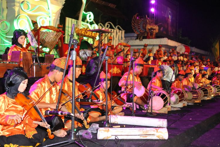 Ratusan anak menampilkan kreasi terbaiknya dalam Lalare Orchestra Concert pada 2016 di Gesibu Blambangan, Banyuwangi. Musisi, penyanyi, maupun aktor yang terlibat dalam konser musik yang dipadu dengan seni teater itu berusia sekolah dasar hingga sekolah menengah pertama.